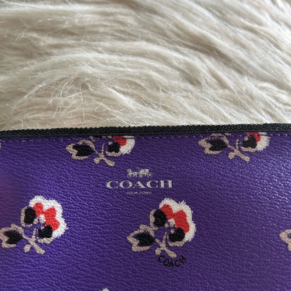 Coach NWOT F56027 Bramble Rose Wristlet, Purple Floral - Picture 3 of 6